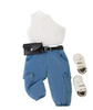 conjunto para niña con top blanco manga sisa y pantalones tipo cargo azules, con bolsillos laterales.